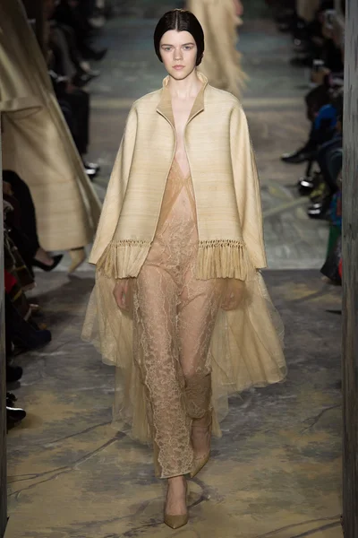 Look 16